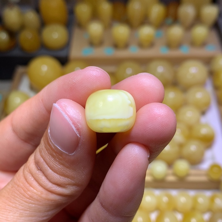 蜜蜡裸石未镶嵌莹**?天然俄料金瓷白妖花老型14.3*12