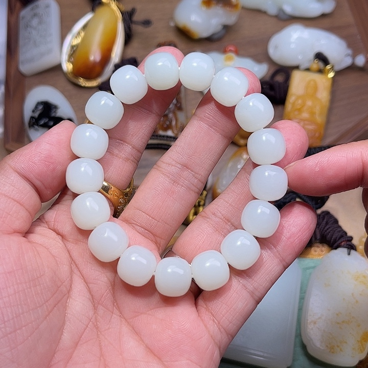 带***士和田玉未镶嵌颈饰