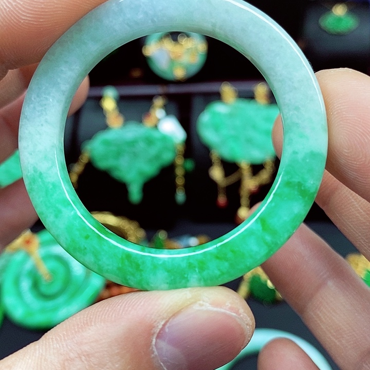 翡翠颈饰未镶嵌吊坠