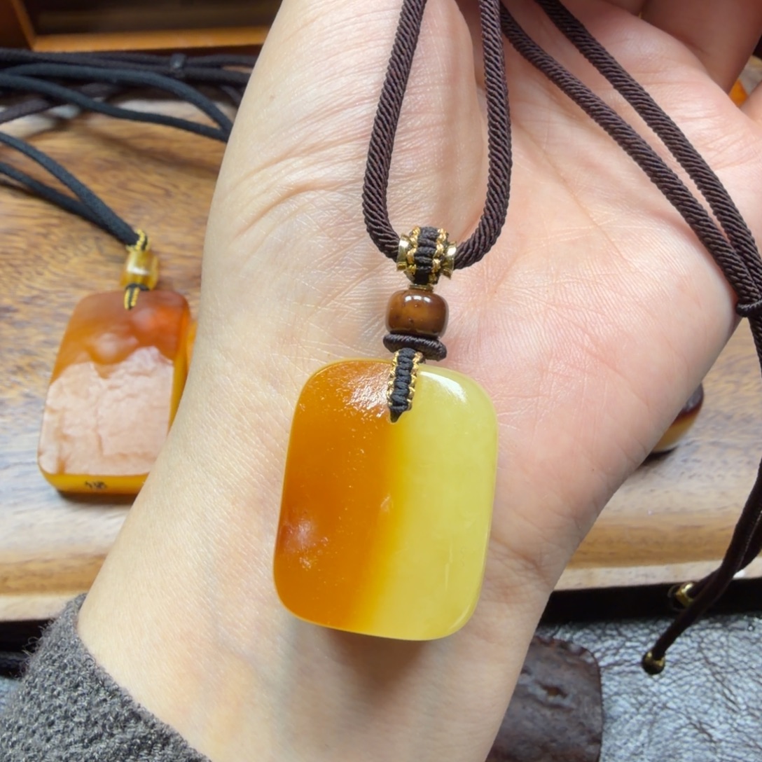 琥珀未镶嵌吊坠(赠链)
