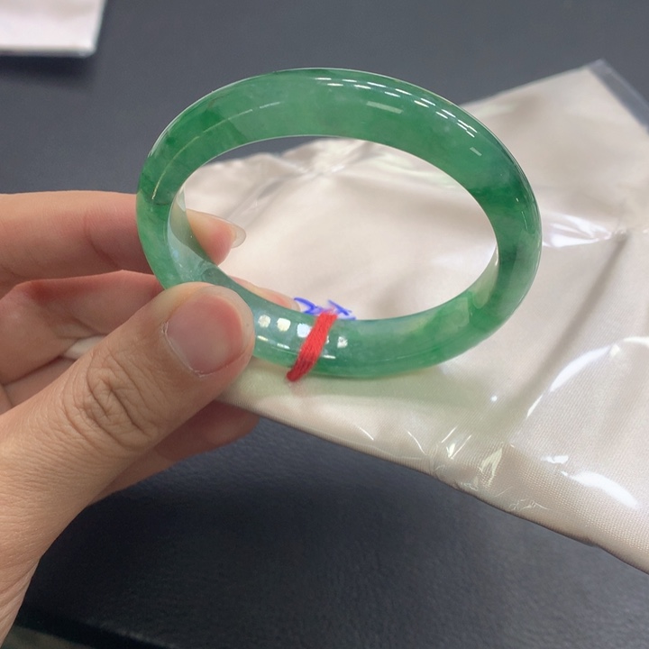 翡翠手镯未镶嵌翡翠