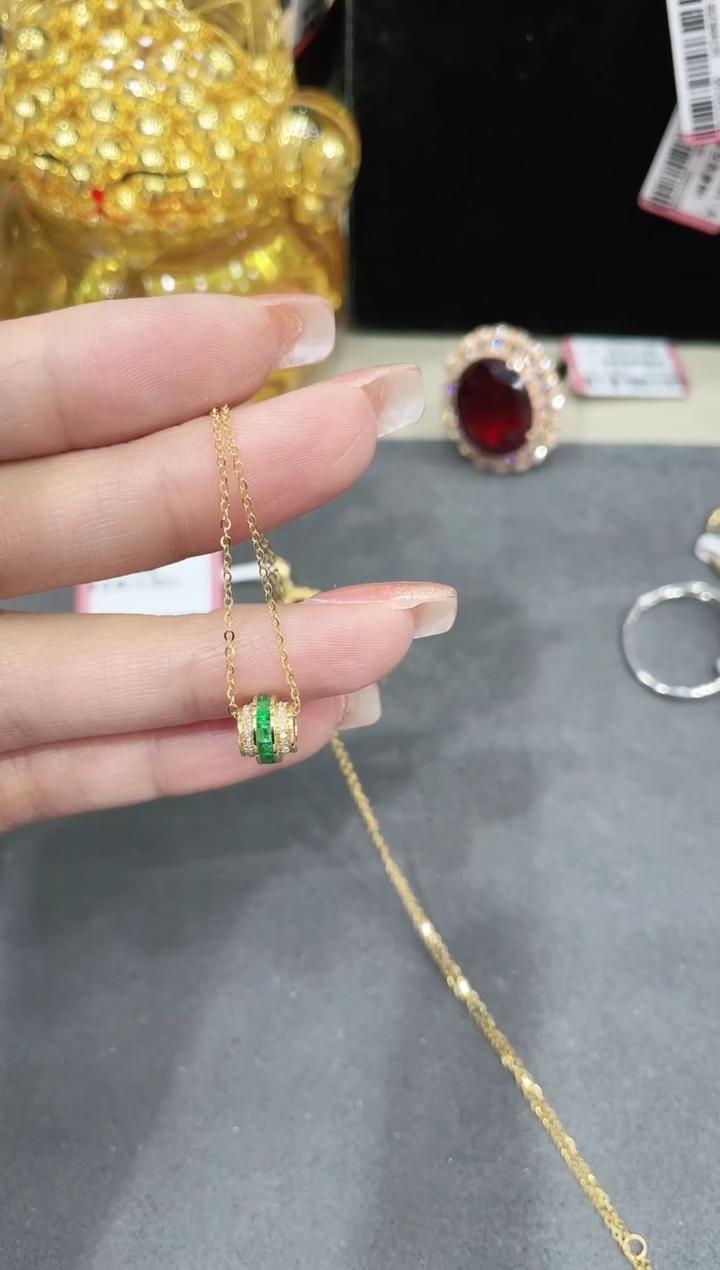 18K金镶嵌祖母绿项链路路通