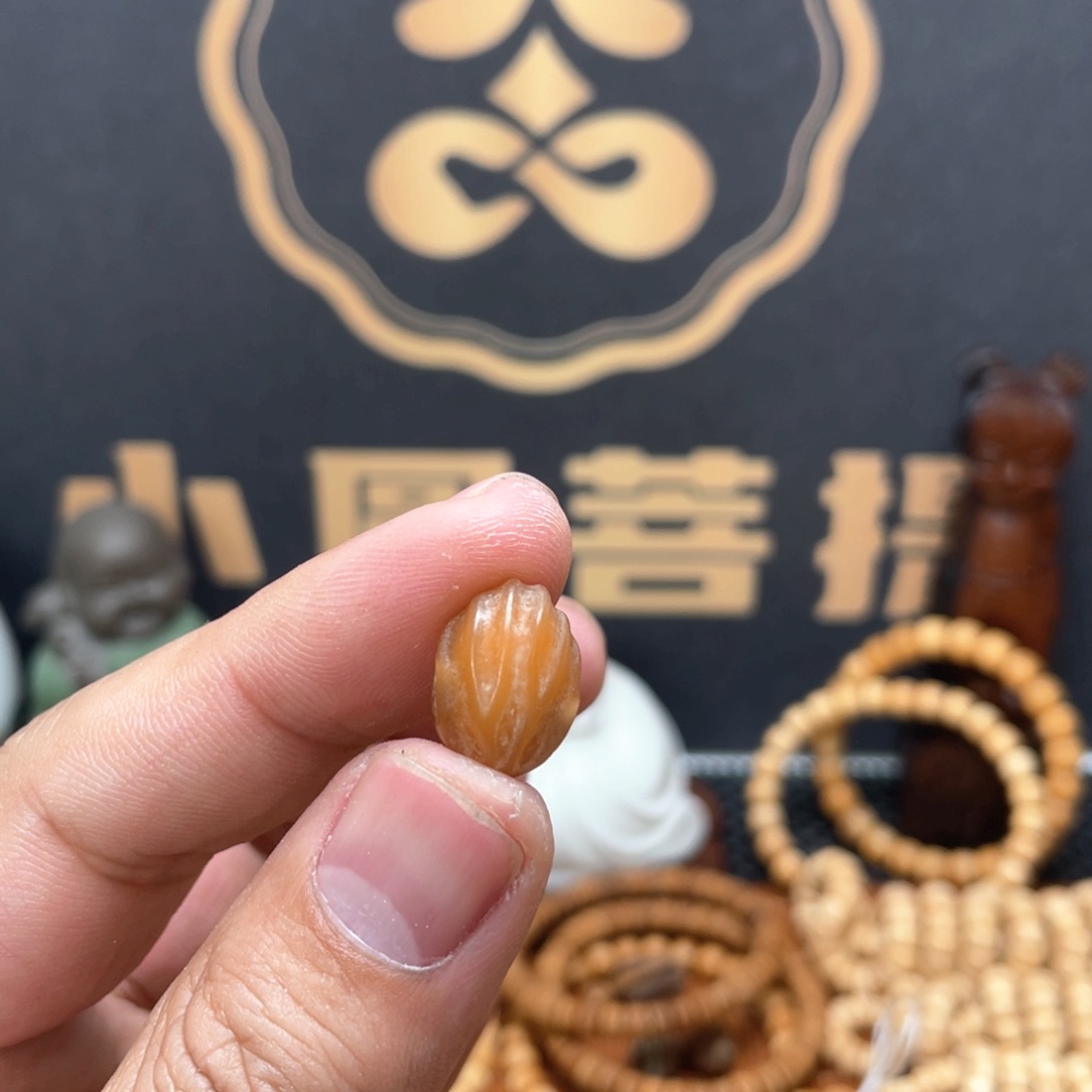 龙眼菩提吊坠玩**物龙脊菩提圆籽玉化三通老料无科技