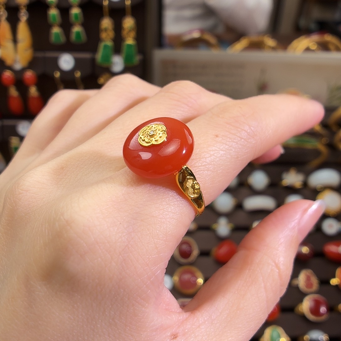 18K金镶嵌戒指南红玛瑙