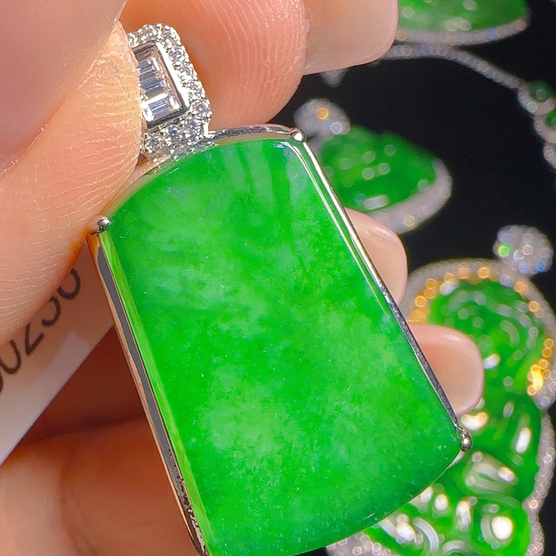 翡翠吊坠(赠链)未镶嵌