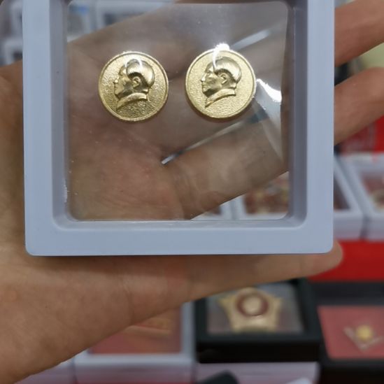其他普通金属冬****红色收藏纪念章2个