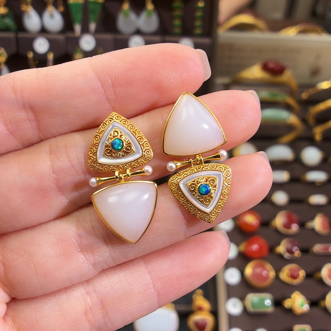 颈饰18K金镶嵌和田玉