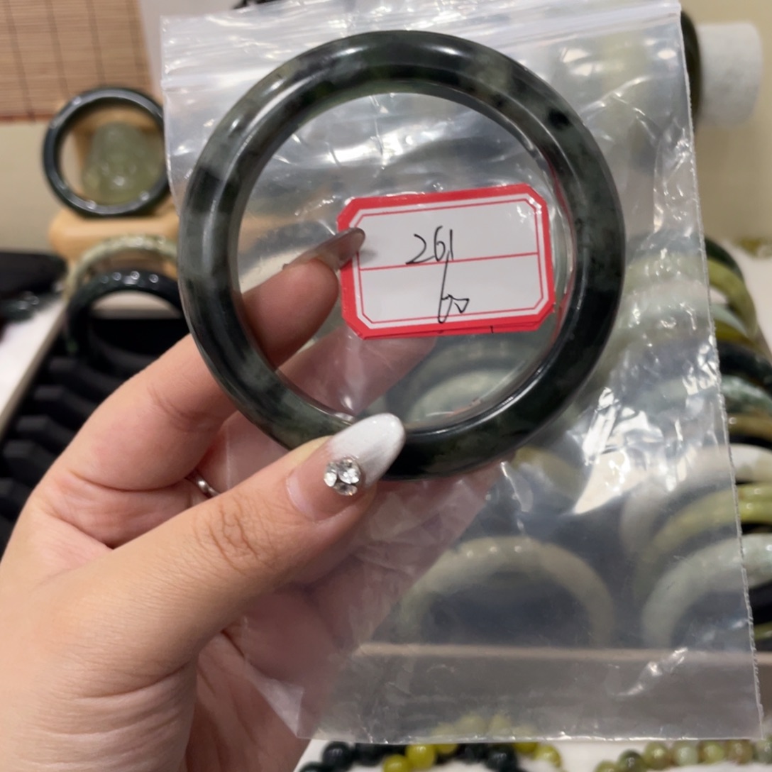 蛇纹石玉手镯未镶嵌