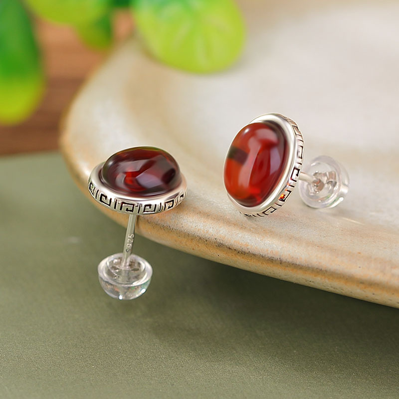 S925银镶嵌血珀耳饰复古做旧吉祥回纹蛋面耳钉简约百搭时尚耳钉