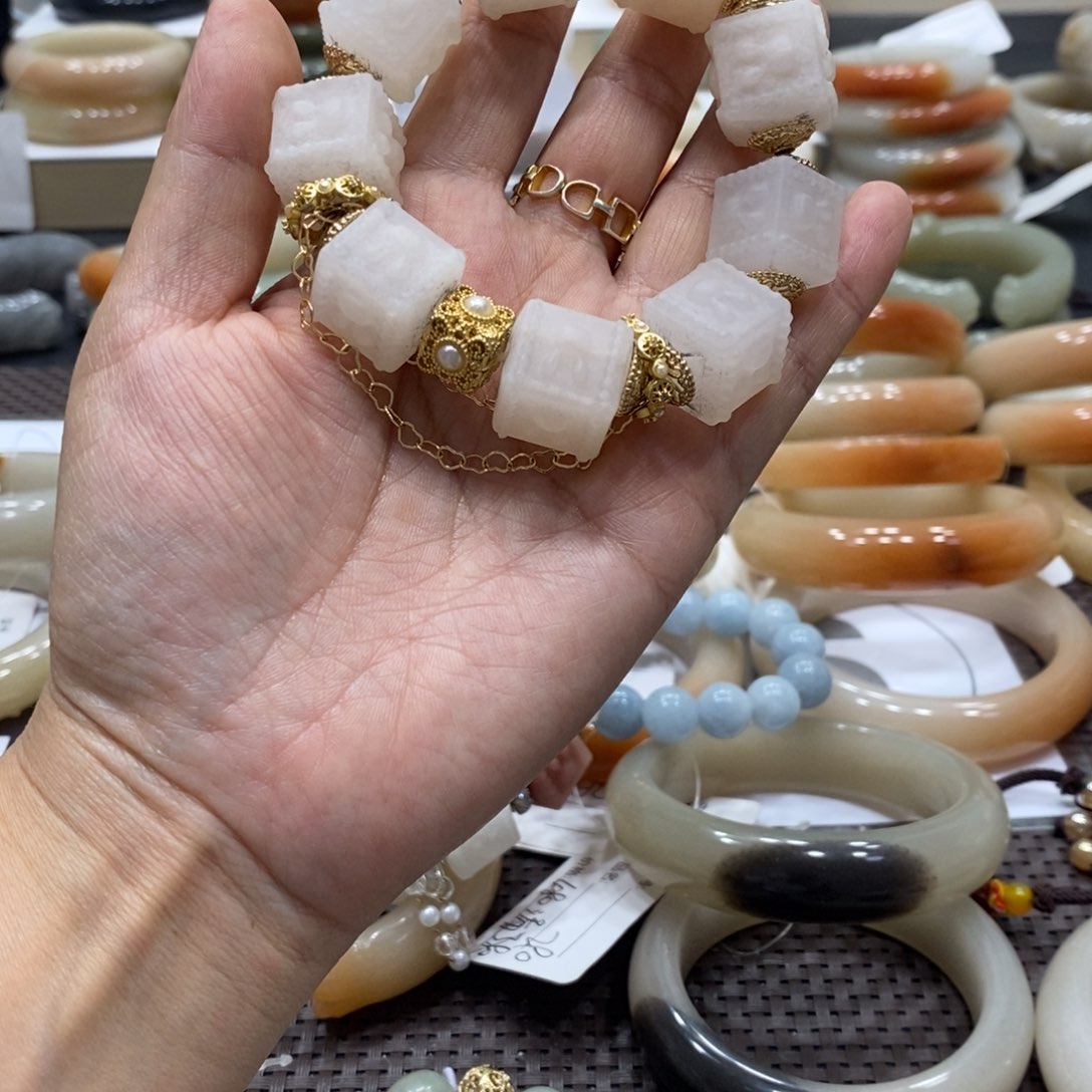 石英质玉手镯未镶嵌i****?