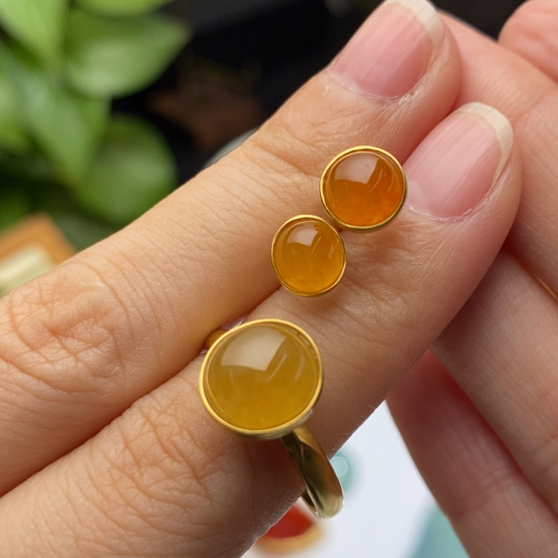 翡翠戒指18K金镶嵌戒指