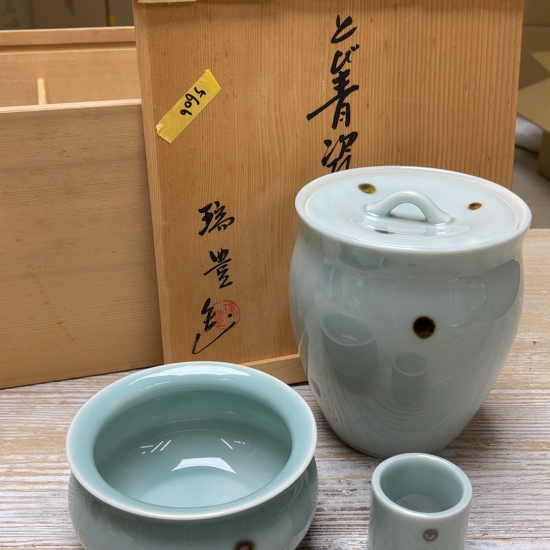 瓷片密密麻麻地排列着一个