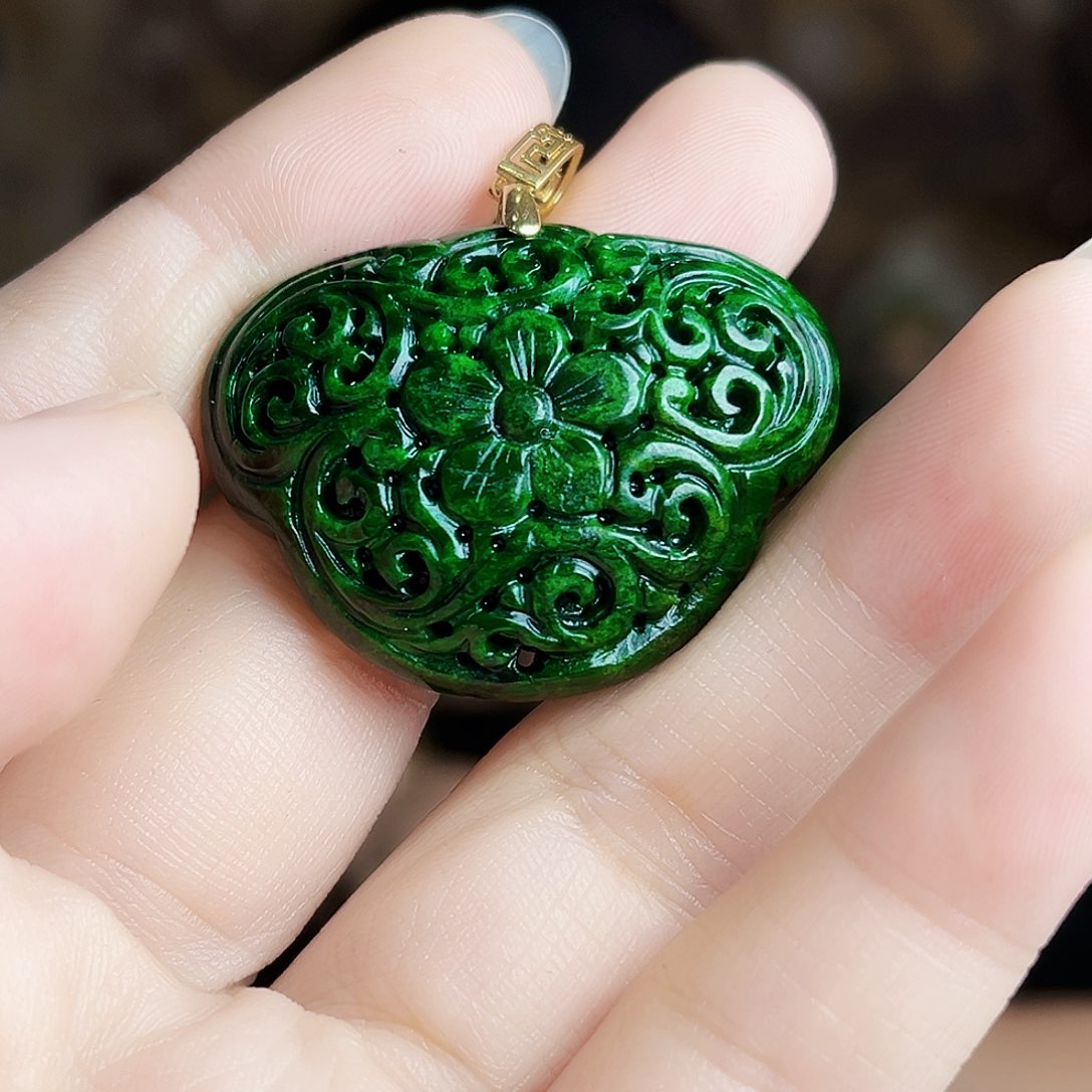 翡翠18K金镶嵌颈饰吊坠