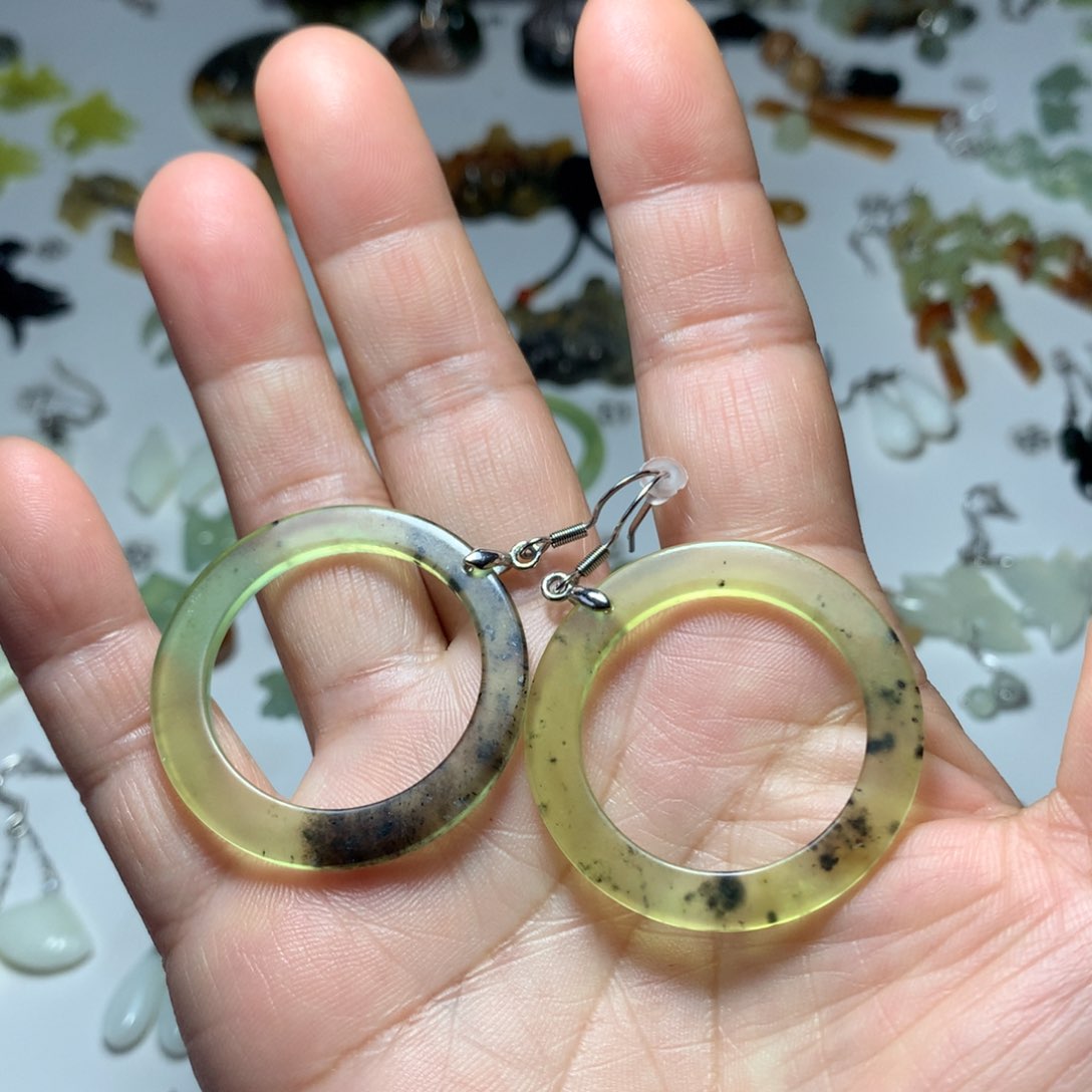 蛇纹石玉耳环未镶嵌