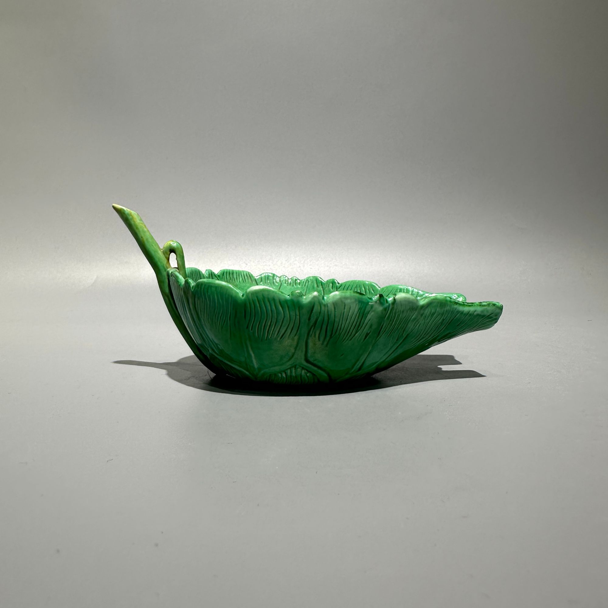 绿釉荷叶纹饰笔洗