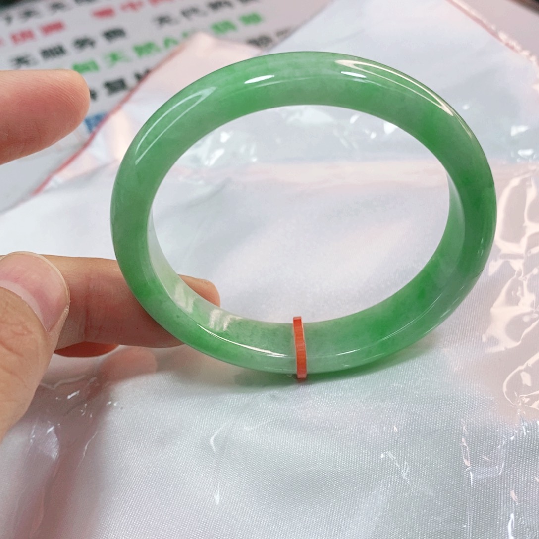 翡翠手镯未镶嵌53圈口贵妃