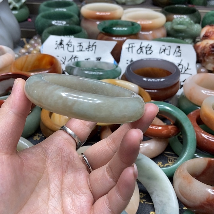 石英质玉手镯未镶嵌