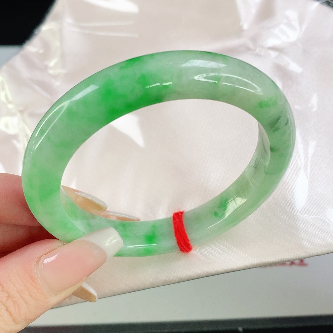 翡翠手镯未镶嵌有纹裂抠手