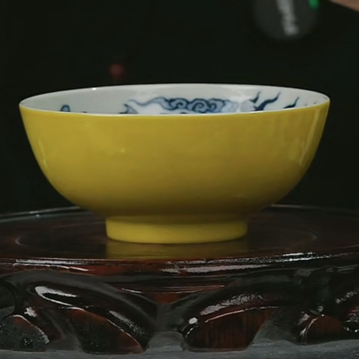 Y内青花云龙纹外柠檬黄釉杯