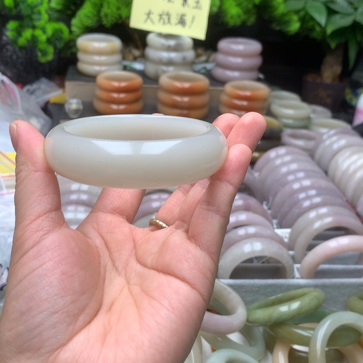 㐓***乆石英质玉未镶嵌手镯