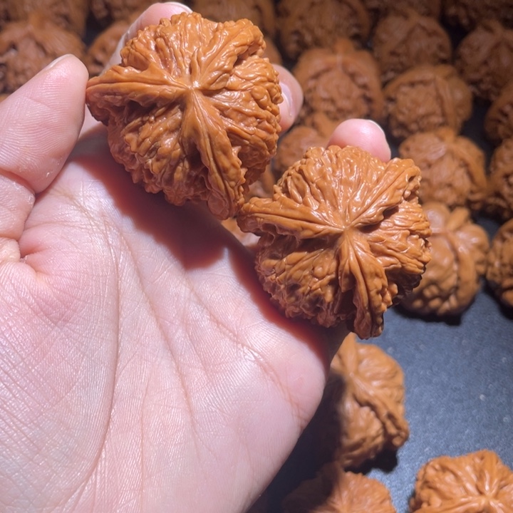 范***.文玩核桃吊坠白狮子三棱拼接