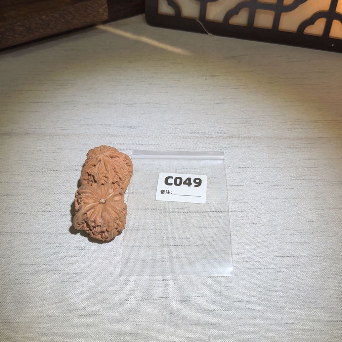 文玩核桃吊坠白狮子