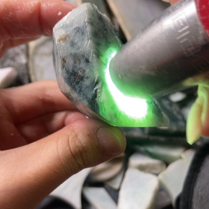 翡翠颈饰未镶嵌天然翡翠