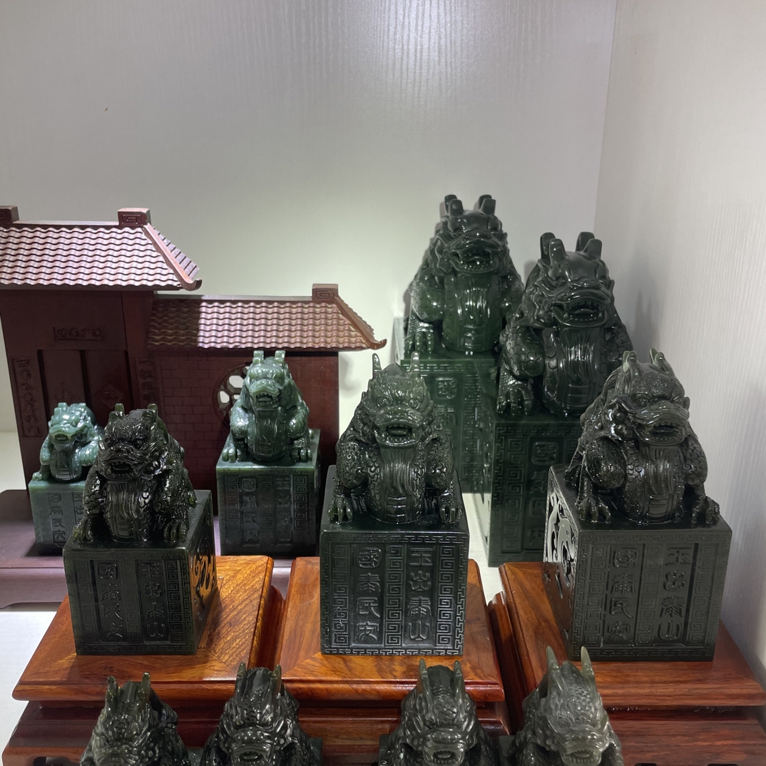 正品泰山玉龙章 大尺寸 无裂 雕刻精细