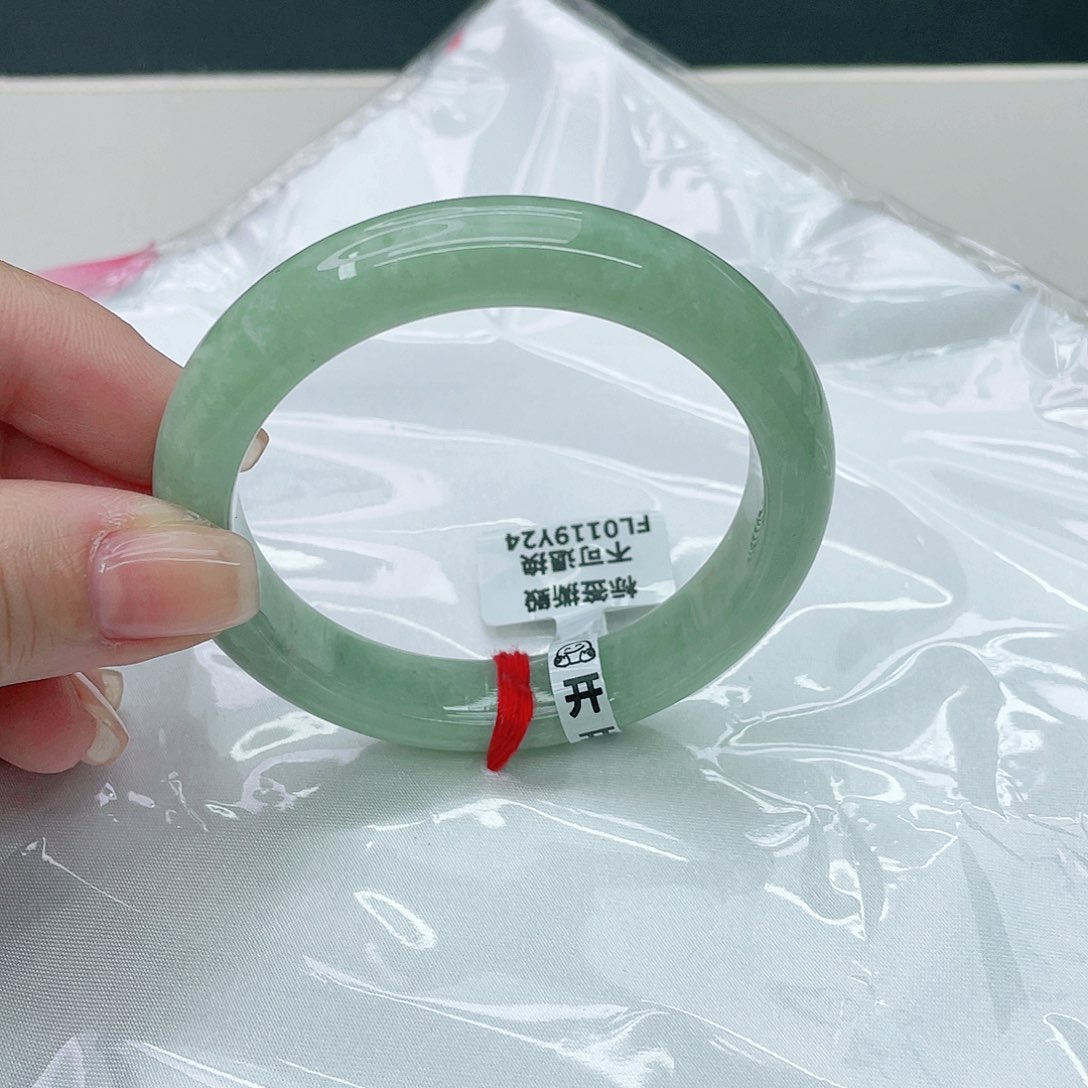 翡翠手镯未镶嵌正55