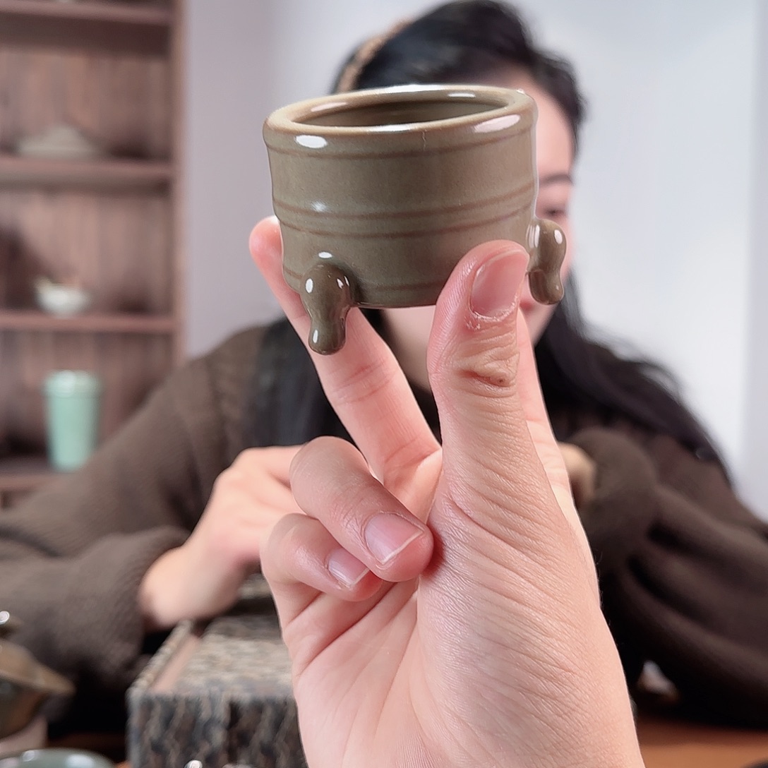 摆件瓷三足炉米黄