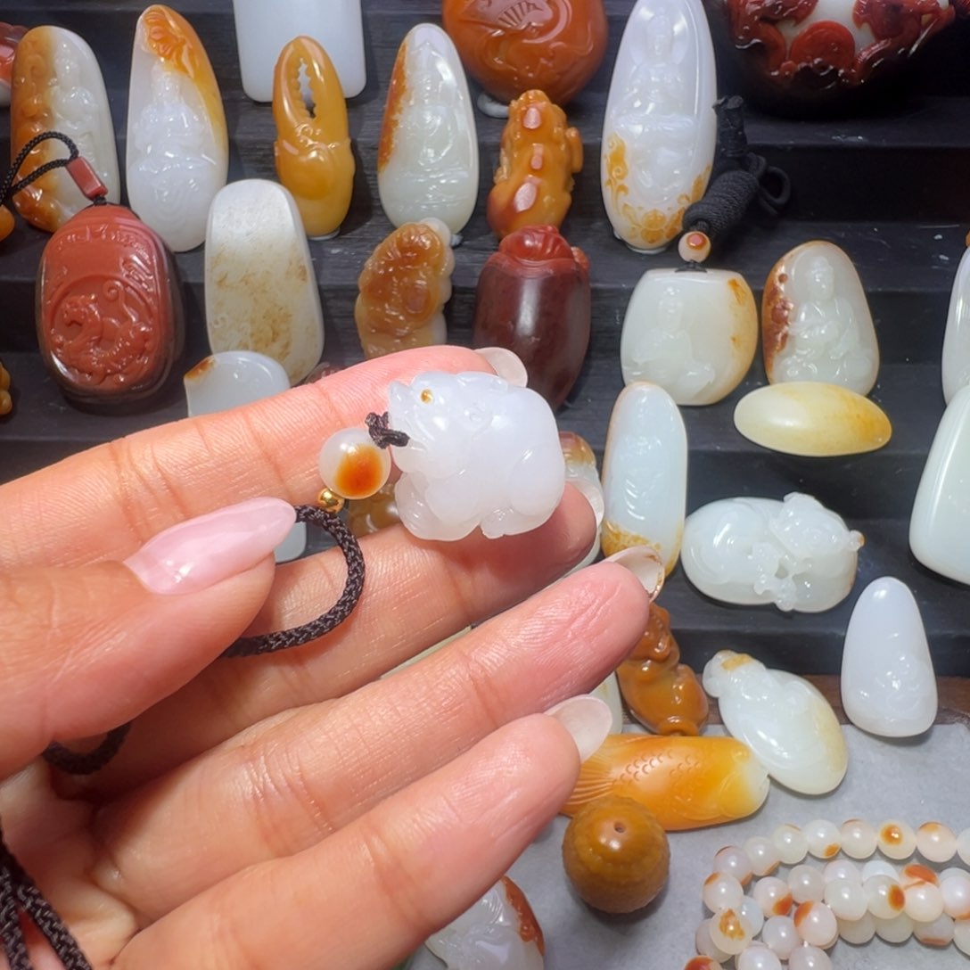 和田玉挂件未镶嵌峰**7