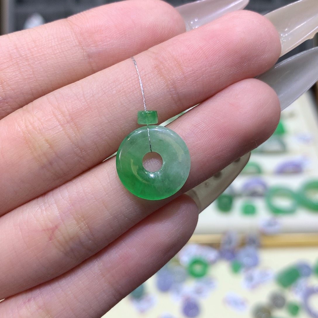 翡翠戒指未镶嵌微瑕