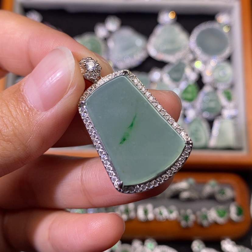 【闪购商品】翡翠颈饰未镶嵌天然