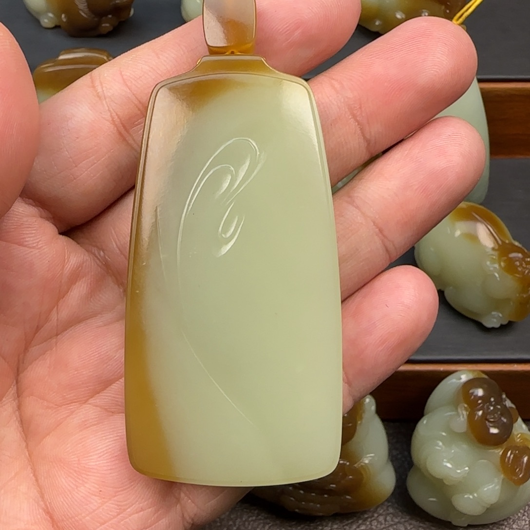 玉***人和田玉（糖玉）未镶嵌颈饰