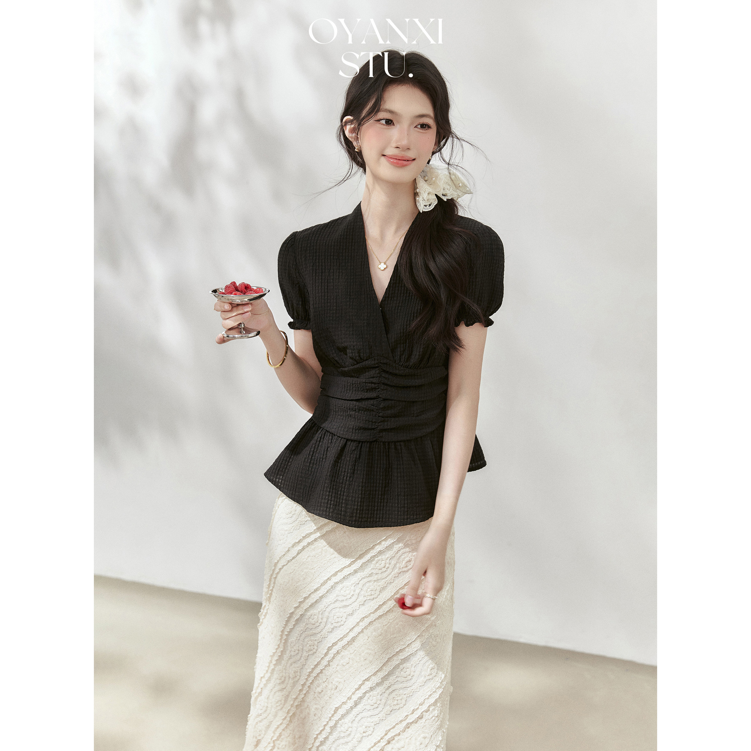 【清清】欧阳喜《芭蕾黑巧》2025夏季设计感V领褶皱黑色短袖T恤女收腰