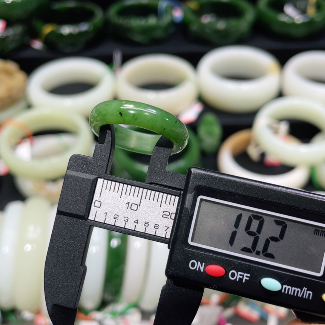 未镶嵌戒指和田玉