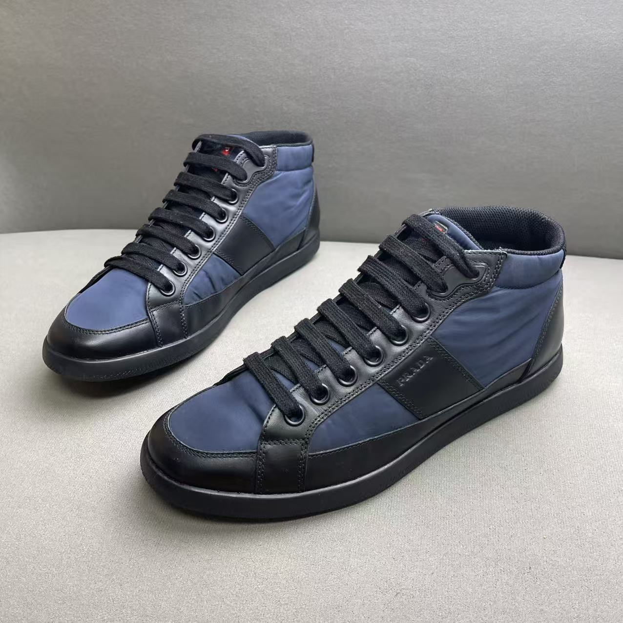 95新 Prada/普拉达 黑蓝色皮革尼龙拼接红标中帮时尚板鞋 40码