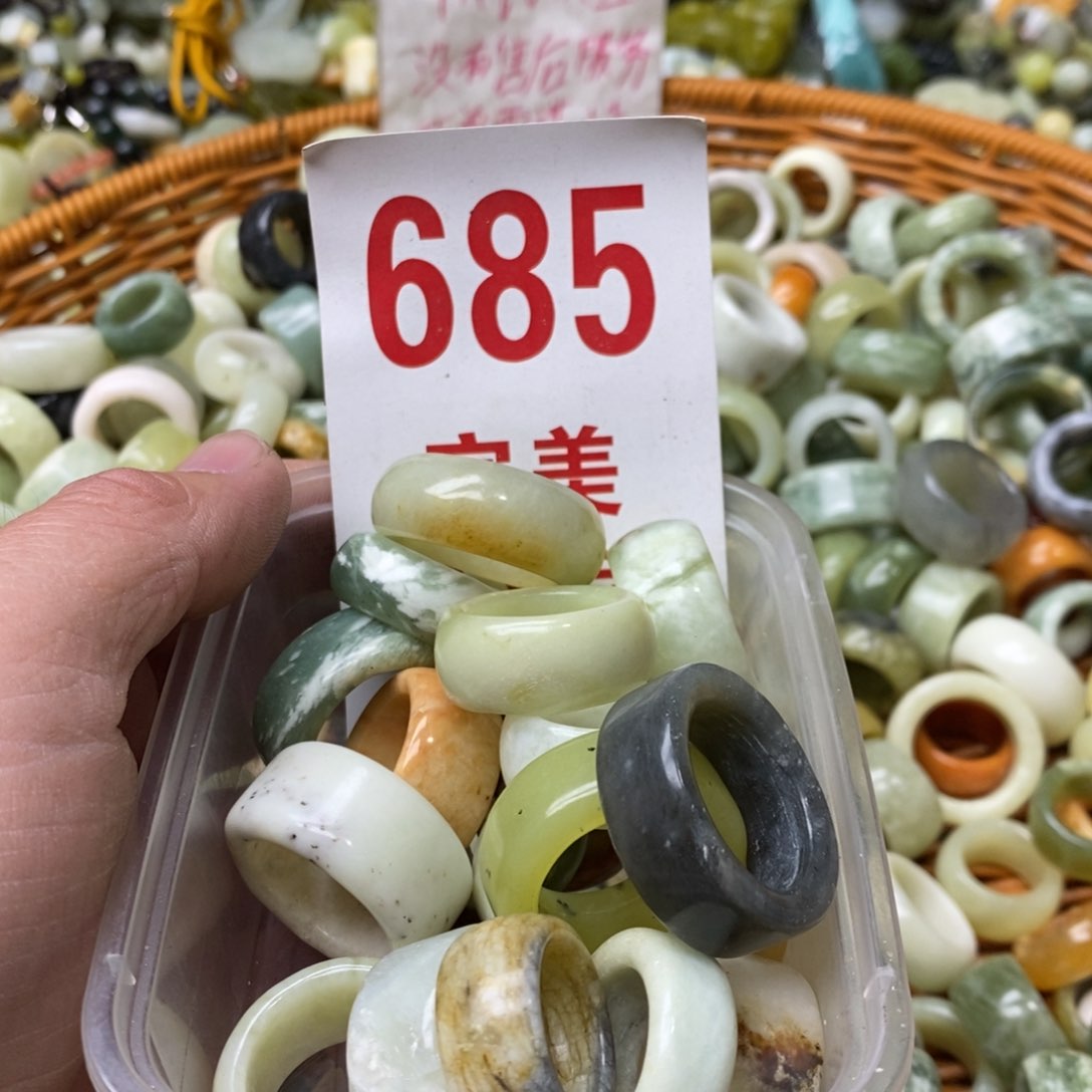 蛇纹石玉挂坠未镶嵌