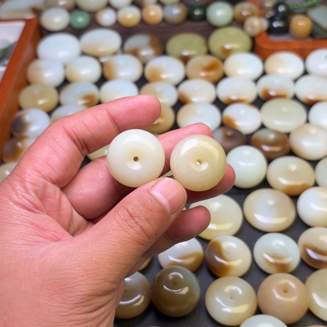 云***系和田玉（糖玉）未镶嵌颈饰