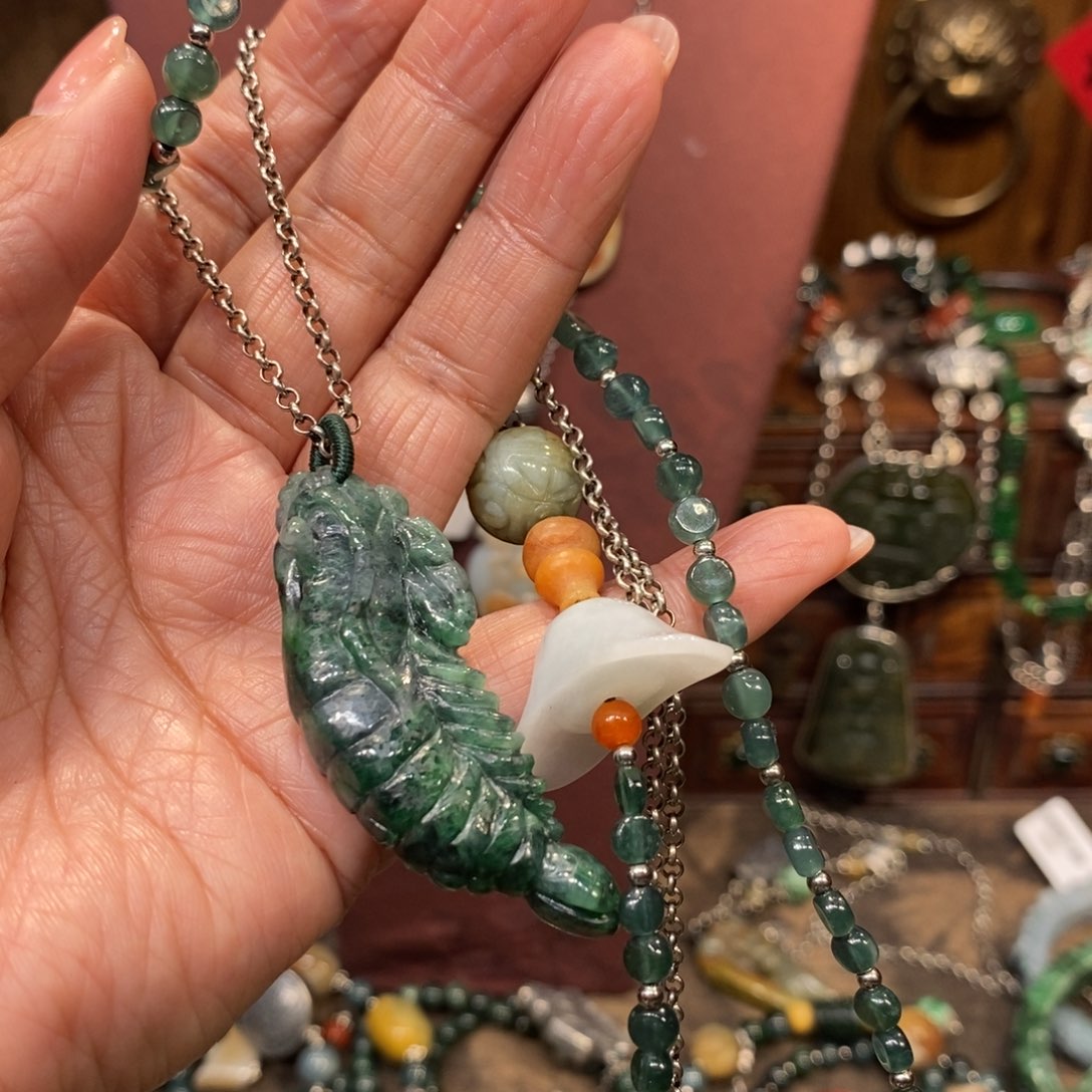 翡翠吊坠(赠链)未镶嵌