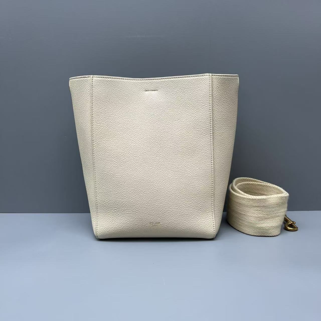 95新 Celine/思琳 荔枝纹Sangle小号水桶包 尺寸18*24 SV14369