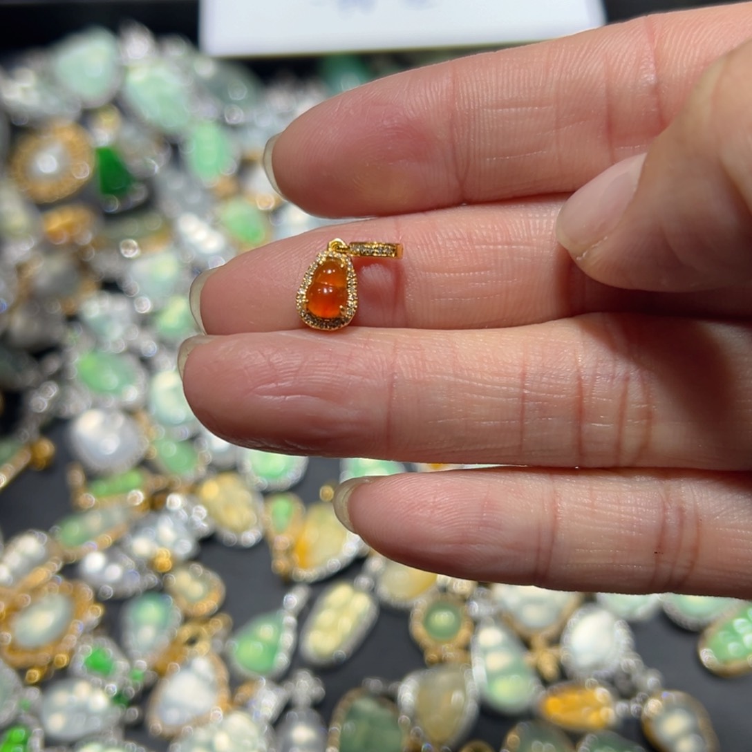 翡翠颈饰18K金镶嵌幸**鲤吊坠