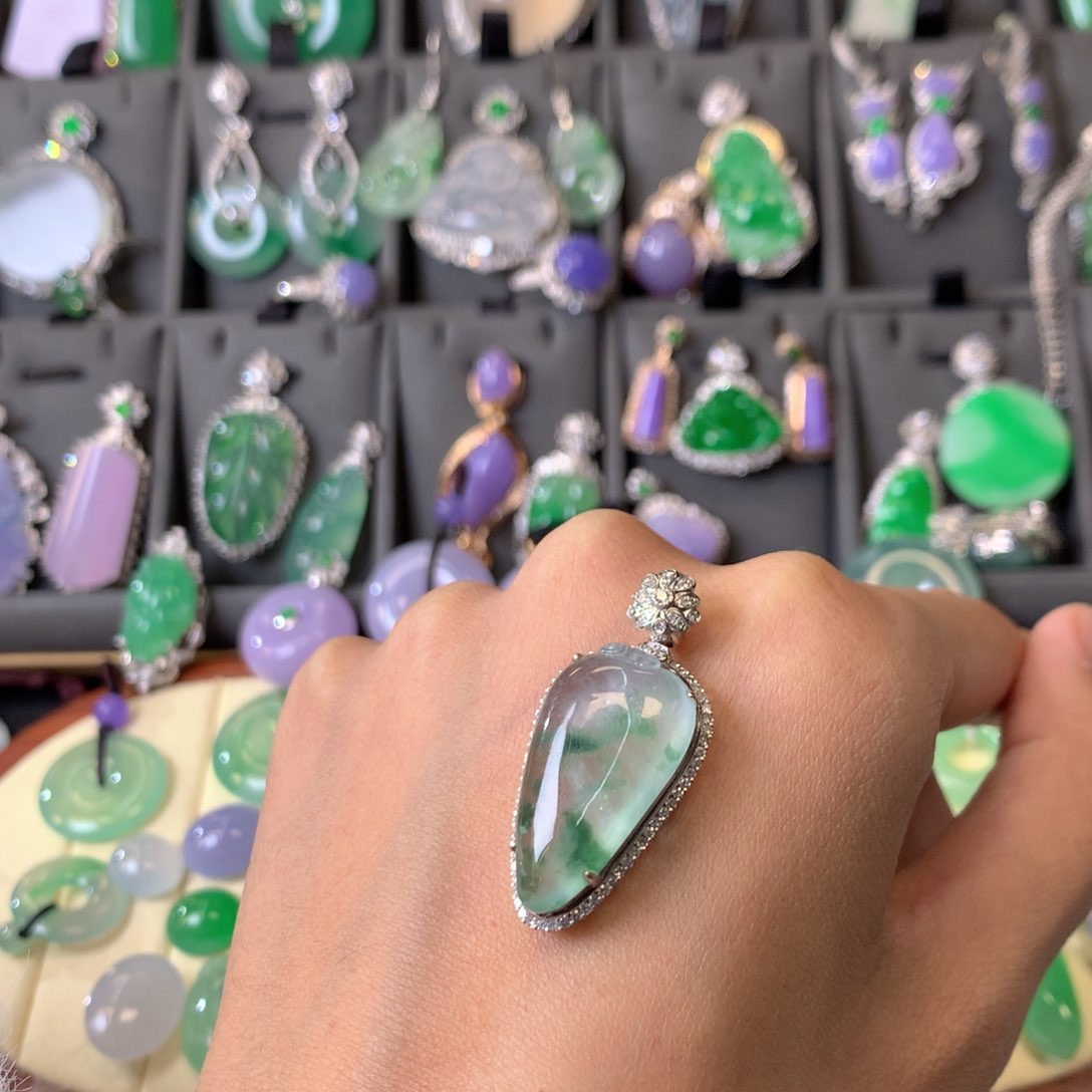 翡翠颈饰18K金镶嵌吊坠