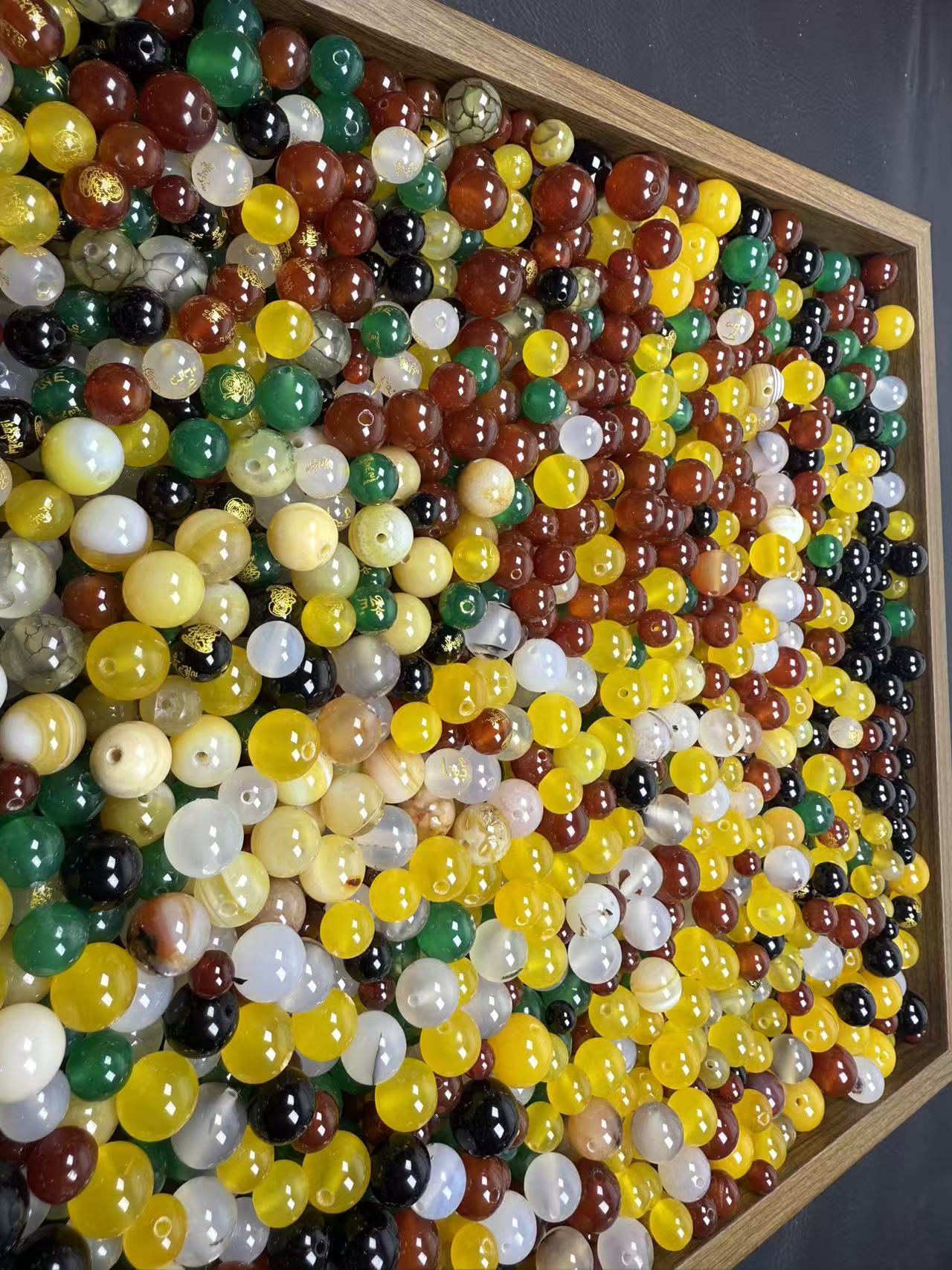 玛瑙散珠多种颜色（红黄绿黑白）