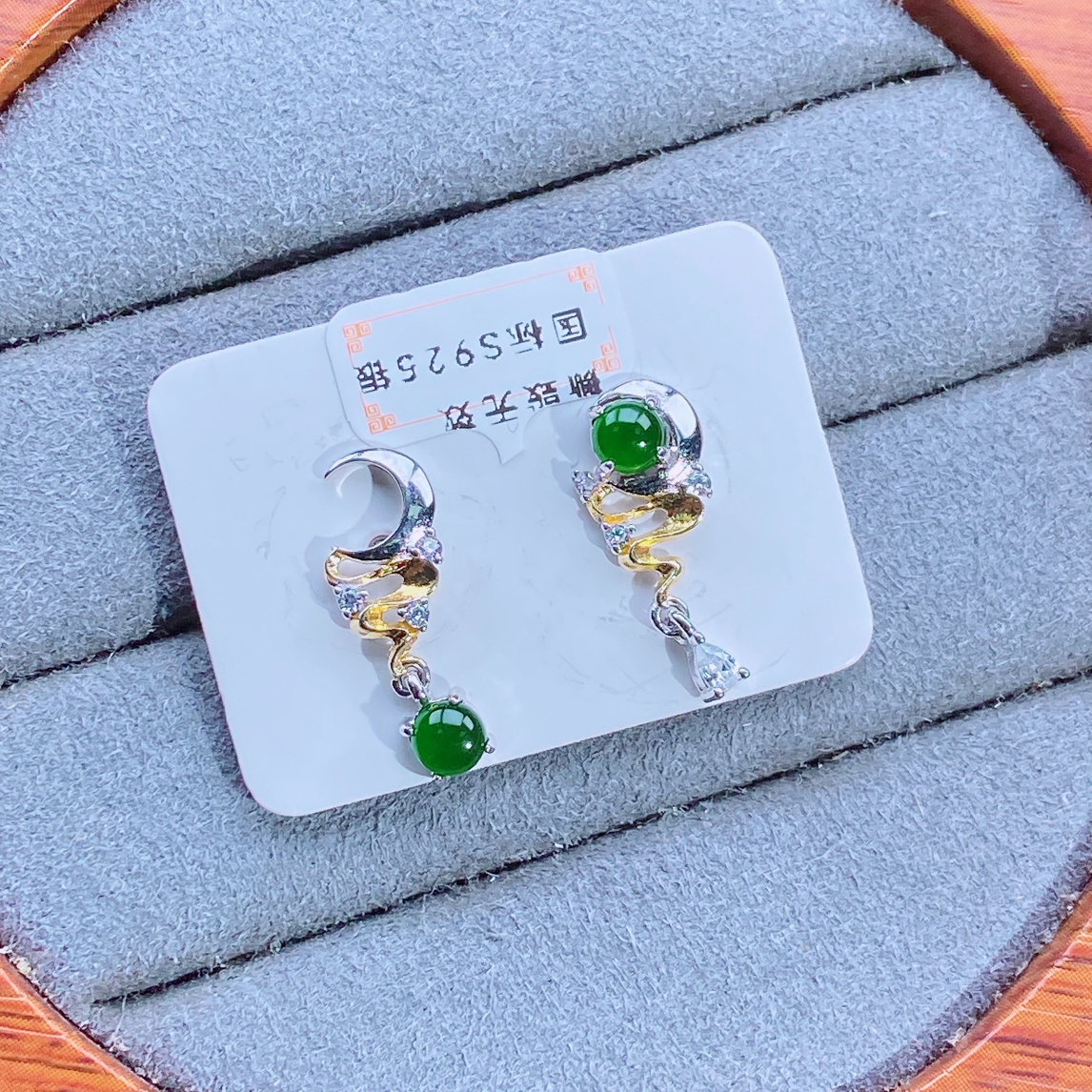 天然翡翠A货简约设计款耳钉通体S925银镶嵌