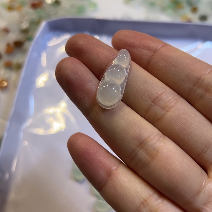 翡翠颈饰18K金镶嵌豆子缅甸翡翠