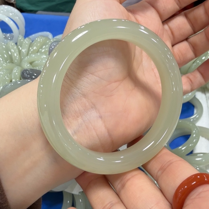 和田玉未镶嵌手镯