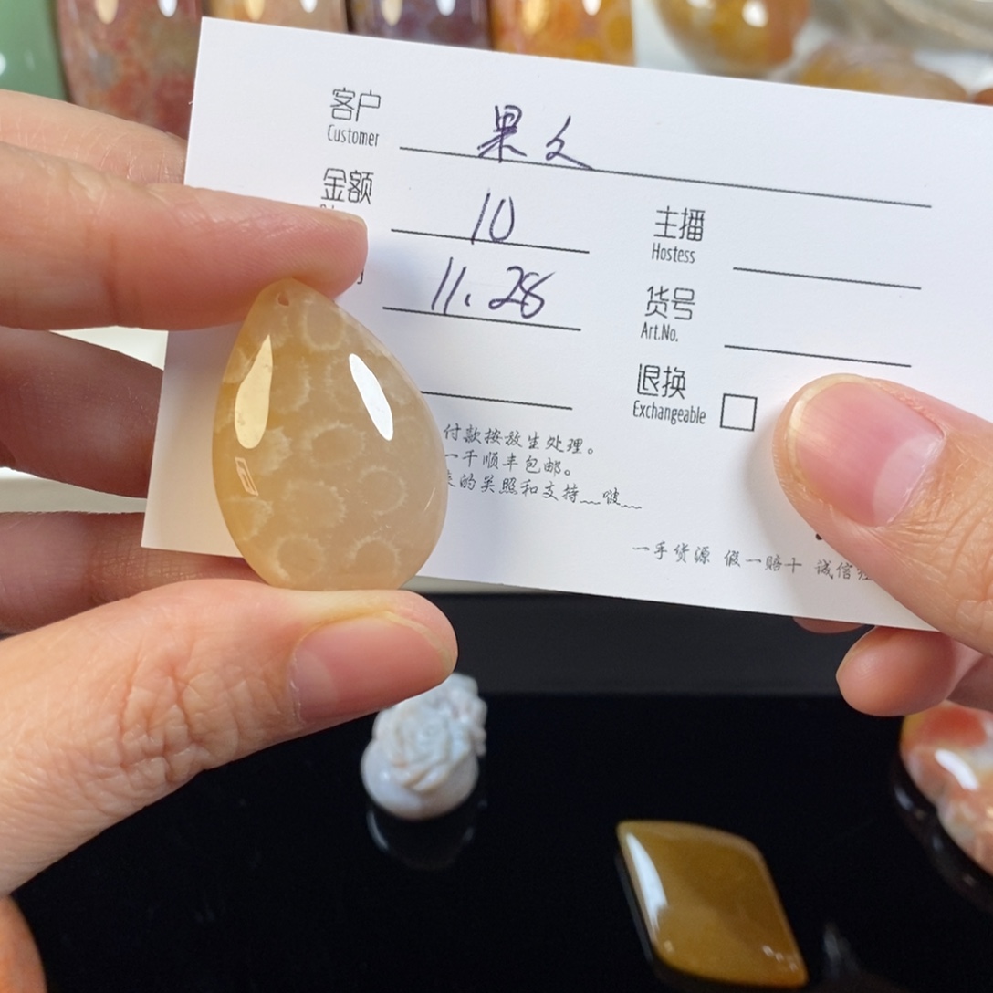 果***果硅化珊瑚（珊瑚玉）未镶嵌颈饰