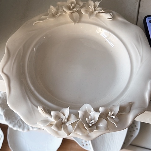 白瓷捏花盘子25厘米
