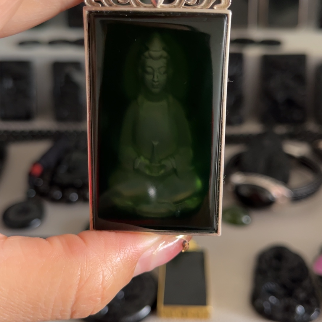 蛇纹石玉颈饰合金布**二